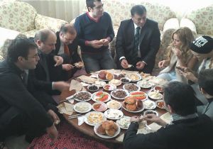 Yer sofrasında sanatçı ağırlaması